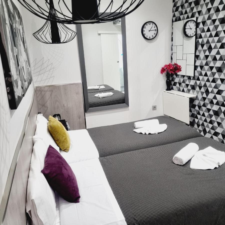 Hostal Lauria Мадрид Экстерьер фото
